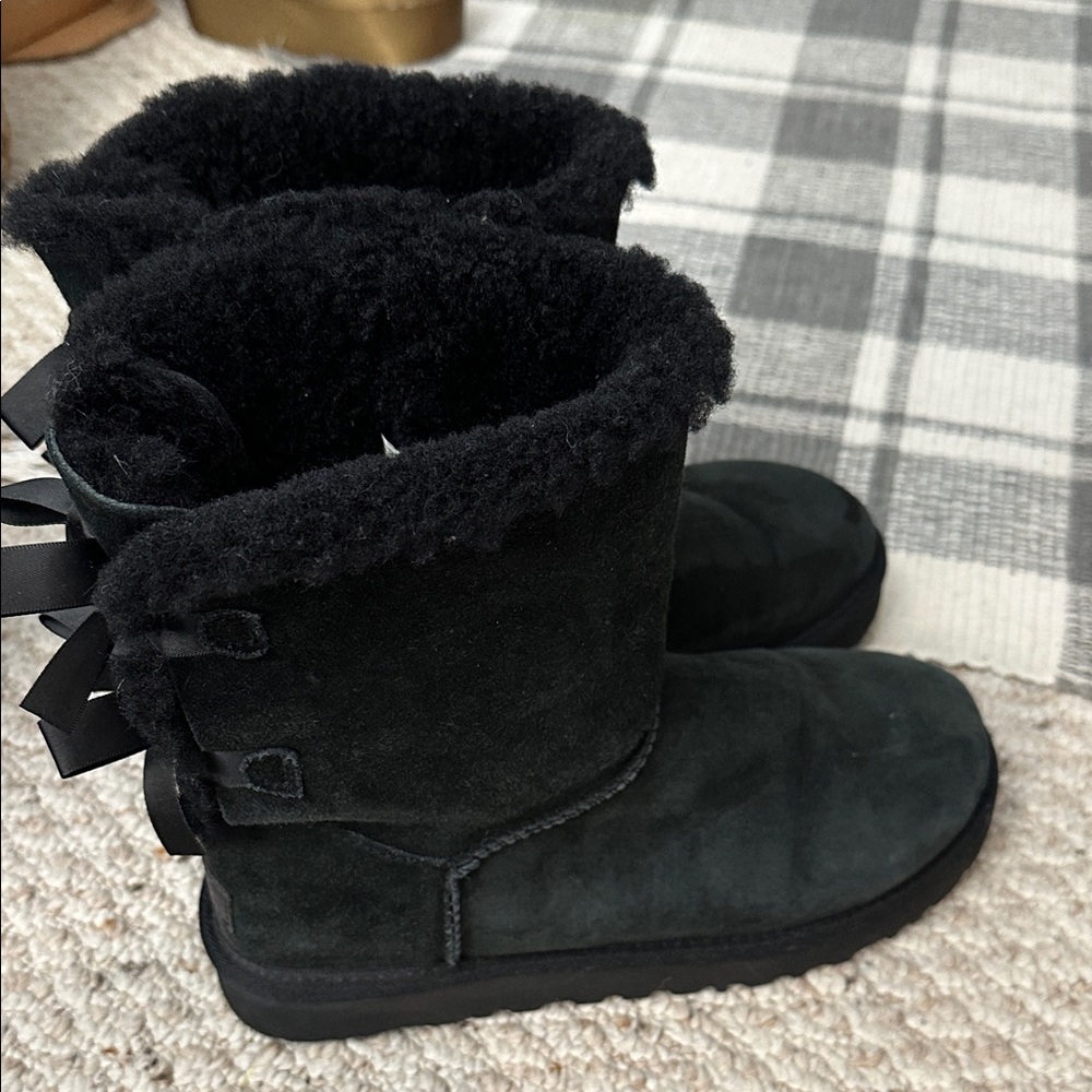Uggs great condition with bows in back size 10 worn twice maybe 3 very good
